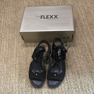 **NEVER WORN** The Flexx Sandals